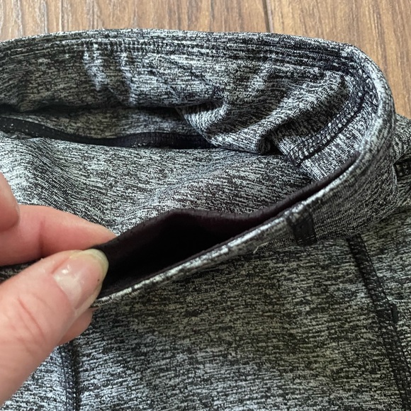 NEW Capri Leggings, gray with pocket on each side & inside one - Picture 3 of 6